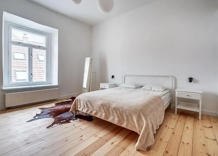 Spacious 2-Bedroom Flat In Old Town By Urban Rent