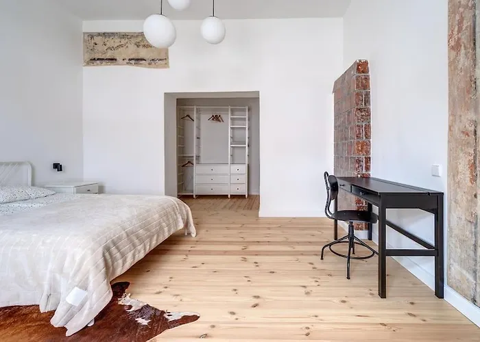 Spacious 2-Bedroom Flat In Old Town By Urban Rent