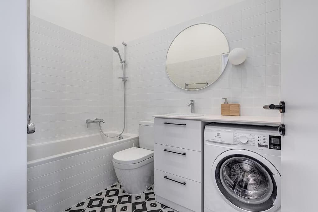 Spacious 2-bedroom Flat In Old Town By Urban Rent