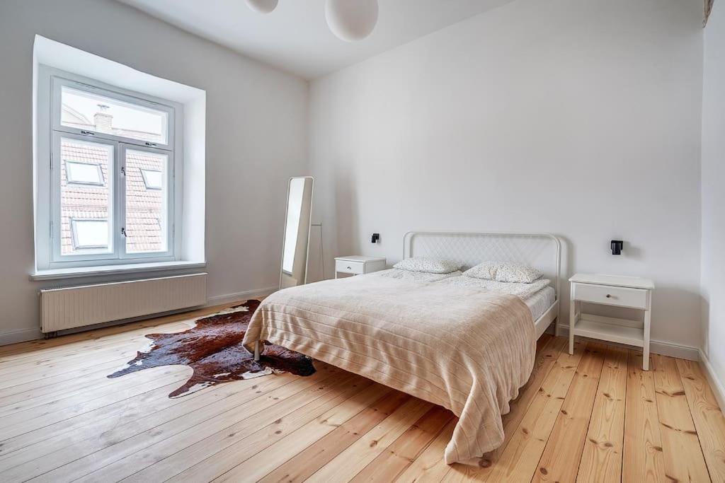 Spacious 2-bedroom Flat In Old Town By Urban Rent *