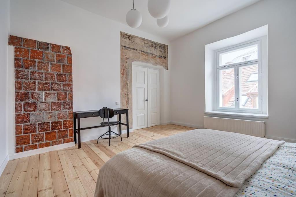Spacious 2-bedroom Flat In Old Town By Urban Rent