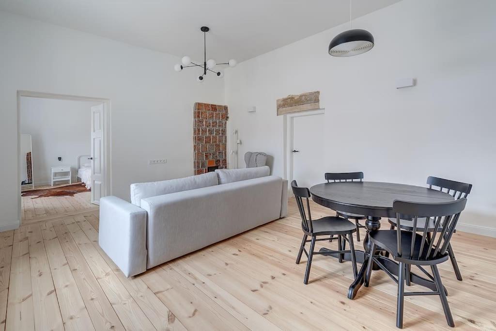 Huoneisto Spacious 2-bedroom Flat In Old Town By Urban Rent *