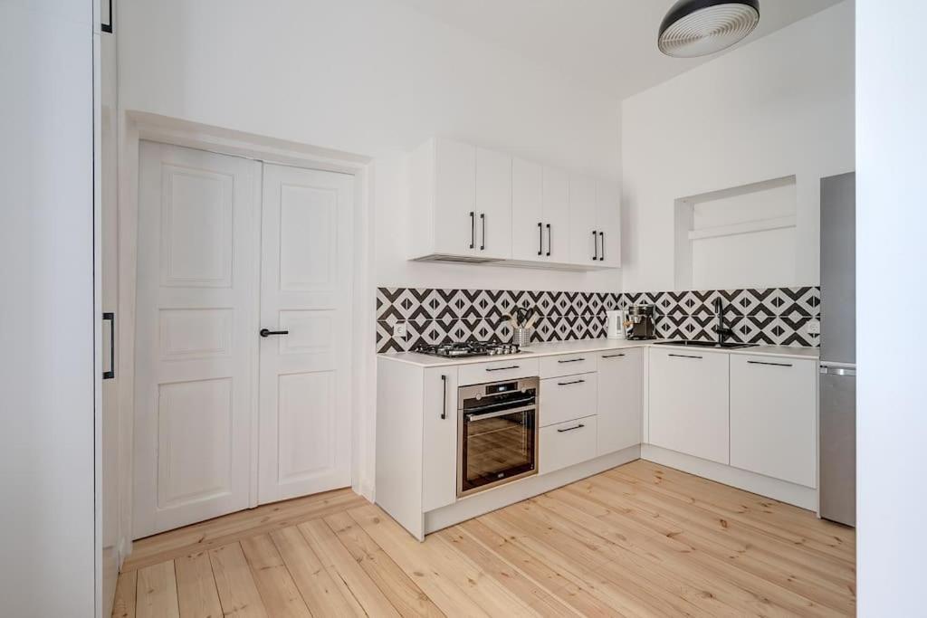 Spacious 2-bedroom Flat In Old Town By Urban Rent