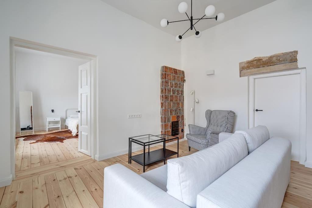 Spacious 2-bedroom Flat In Old Town By Urban Rent Huoneisto